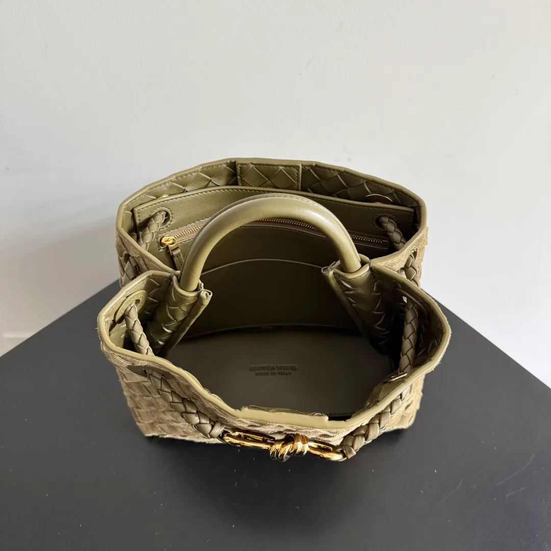 The 2023 new Andiamo batch of 1960 BV has been shipped‼ ️Really popular🔥The new Andiamo woven handbag launched by Bottega Veneta this season is really popular all over the world! ! Celebrities at home and abroad have worn it, and Oscar-winning actress Michelle Yeoh has taken it out on the street. Song Jia, Trai Yara, Yu Feihong, Sanji Ayaka, Rosie Hunting-Whiteley, Yoshioka Riho, etc. have all picked up this bag. It is classic and versatile, showing off its temperament, and the bag capacity is also large, which is very convenient for daily commuting! ! A variety of carrying methods, the shoulder straps can be adjusted by yourself, the original lambskin feels soft and delicate, and the neutral style is created to break gender boundaries and bring a more practical and longer-lasting use experience. Andiamo, which has both elegant and casual styles, perfectly interprets the true appearance of "fashionable old money style". Style number: 743568 (suede) Size: 25*22*10.5cm